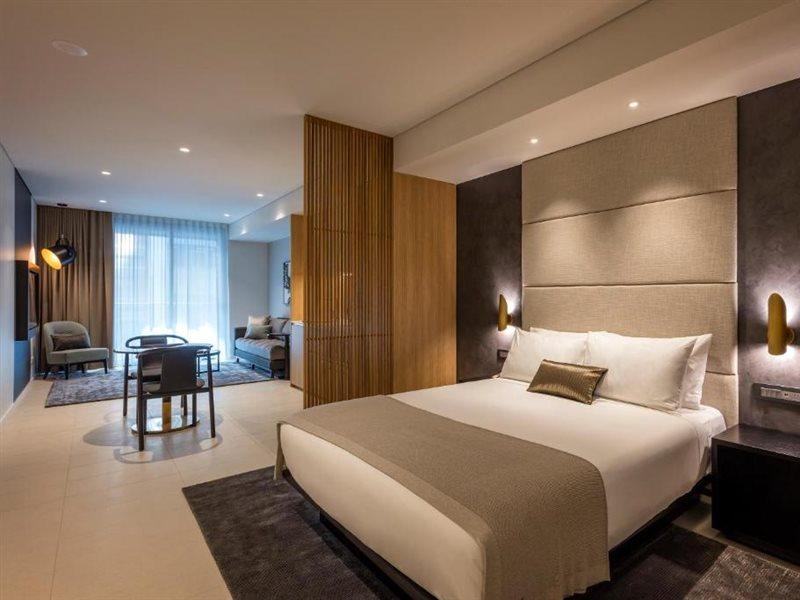 Skye Suites Sydney Exteriör bild A bedroom at the hotel