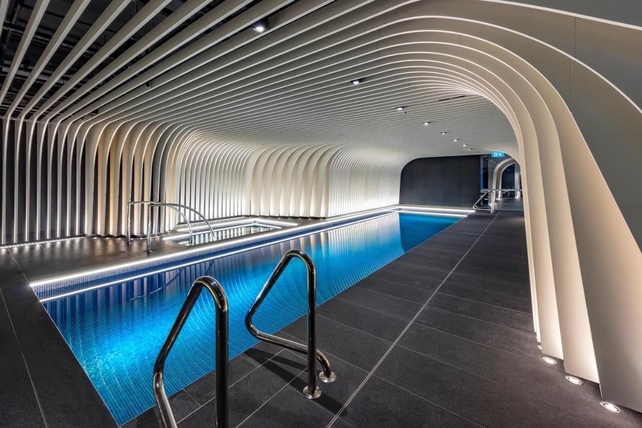 Skye Suites Sydney Exteriör bild The pool at The Standard London