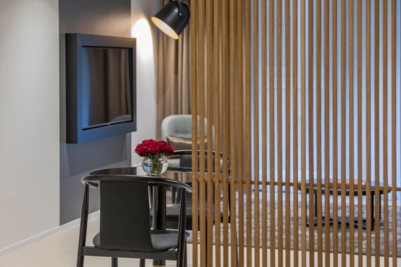 Skye Suites Sydney Exteriör bild A room divider
