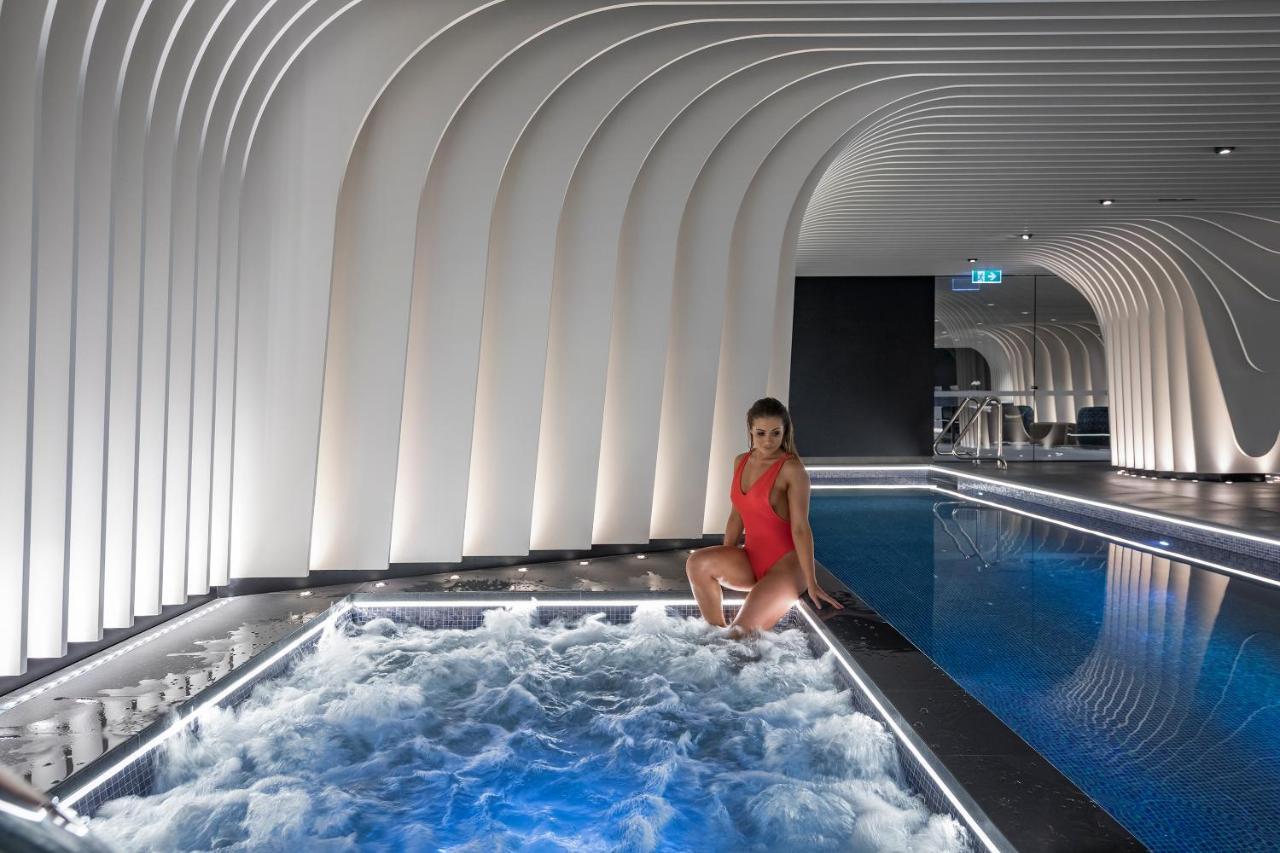 Skye Suites Sydney Exteriör bild The spa at The Dorchester