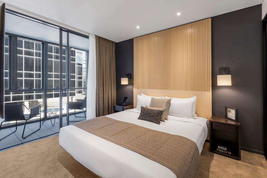 Skye Suites Sydney Rum bild A bedroom at the hotel