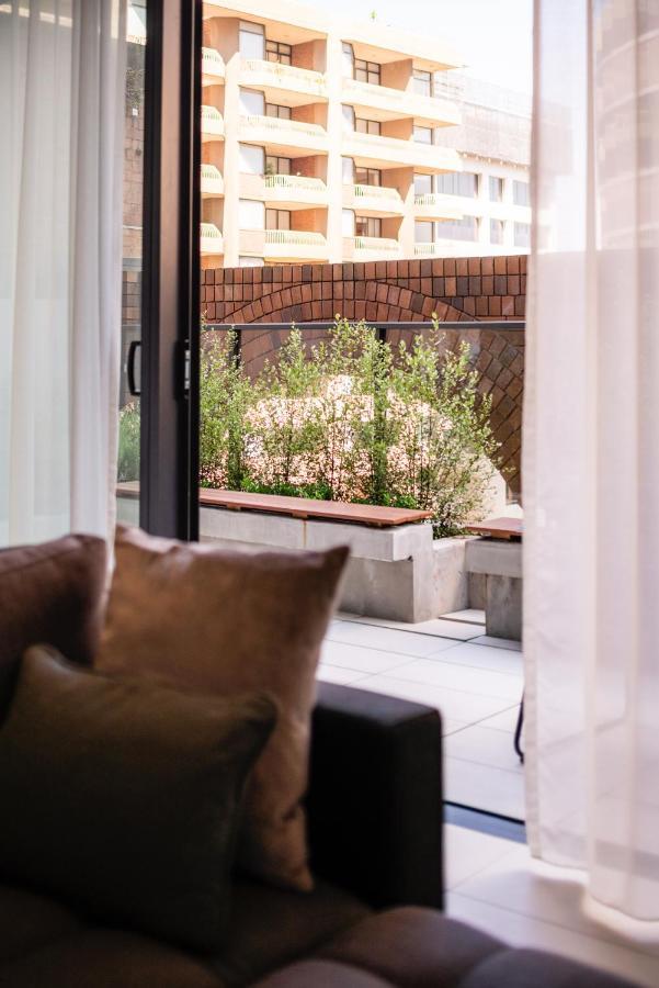 Skye Suites Sydney Exteriör bild A view of the garden from the living room